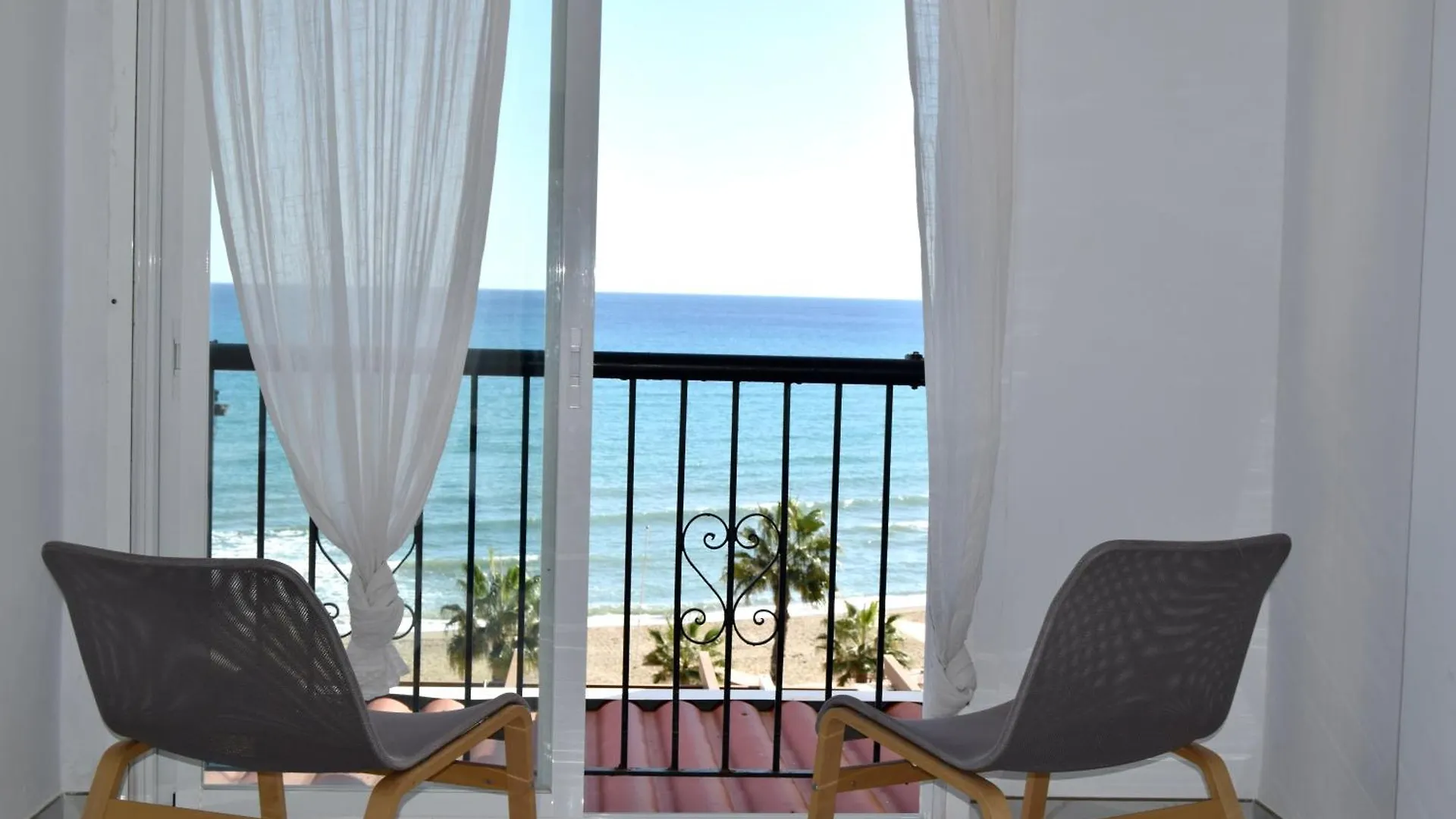 Beachfront Heaven Apartment - Carvajal Beach Fuengirola